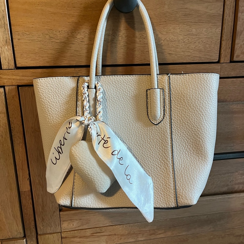Elegant Cream Tote Bag - Picture 4 of 6